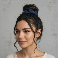 Carregar imagem no visualizador da galeria, Image 03: Rio De Sol Chouchou Navy Scrunchie