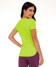 Carregar imagem no visualizador da galeria, Model Back: Alto Giro Fitness Haut T-Shirt Skin Fit Alongada Gola V Verde Acidlime