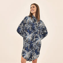 Carregar imagem no visualizador da galeria, Model Front: Uv Line Chemise Shirtdress Ipanema Coqueiros Marinho Upf50+