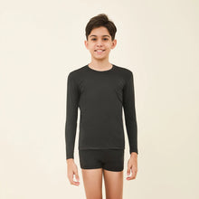 Carregar imagem no visualizador da galeria, Model Front: Uv Line T-Shirt Longsleeve Uvpro Kids Black Upf50+