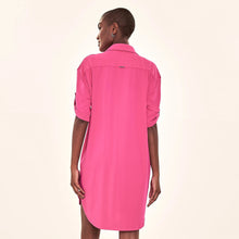 Carregar imagem no visualizador da galeria, Model Back: Uv Line Chemise Shirtdress Copenhagen Cherry Hot Pink Upf50+