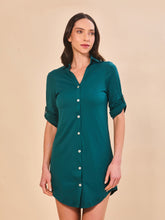 Carregar imagem no visualizador da galeria, Model Front: Uv Line Chemise Shirtdress Copenhagen Petroleo Upf50+