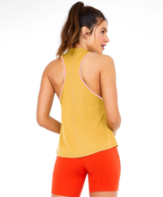 Carregar imagem no visualizador da galeria, Model Back: Alto Giro Fitness Haut Regata Speed Debrum Sport Way Amarelo Mango