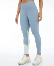 Carregar imagem no visualizador da galeria, Model Front: Alto Giro Fitness Bas Legging Hyper Recorte Diagonal Cinza Wind