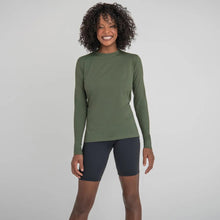 Carregar imagem no visualizador da galeria, Model Front: Uv Line T-Shirt Longsleeve Uvpro Fem Verde Militar Upf50+