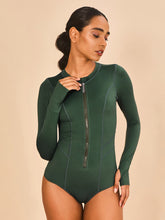 Carregar imagem no visualizador da galeria, Model Front: Uv Line Une Pièce Swimsuit Macae Green Cactus Upf50+