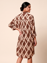 Carregar imagem no visualizador da galeria, Model Back: Uv Line Chemise Shirtdress Ipanema Diamond Upf50+