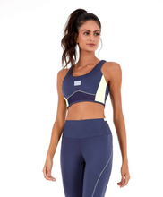 Carregar imagem no visualizador da galeria, Model Front: Alto Giro Fitness Haut Top Blackout Recorte Tela Cinza Odyssey