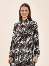Carregar imagem no visualizador da galeria, Model Front: Uv Line Chemise Shirt Vitoria Coqueiros Upf50+