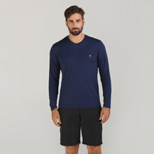 Carregar imagem no visualizador da galeria, Model Front: Uv Line Fitness Haut Sport Fit Mas Ml Marinho Upf50+