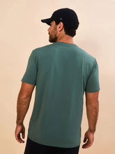 Carregar imagem no visualizador da galeria, Model Back: Uv Line T-Shirt Pour Homme T-Shirt New Fit Textura Masc Verde Jade Upf50+