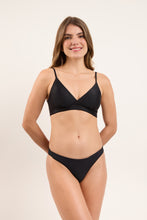 Carregar imagem no visualizador da galeria, Model Front: Rio De Sol Haut Top Touch-Black Paola