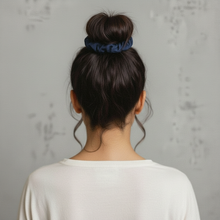 Carregar imagem no visualizador da galeria, Model Back: Rio De Sol Chouchou Navy Scrunchie