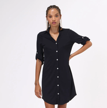 Carregar imagem no visualizador da galeria, Model Front: Uv Line Chemise Shirtdress Copenhagen Fem Black Upf50+
