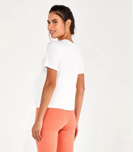 Carregar imagem no visualizador da galeria, Model Back: Alto Giro Fitness Haut T-Shirt Radiosa Love Is Off White