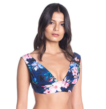 Carregar imagem no visualizador da galeria, Model Front: Saha Haut Top Sierra Floral Night