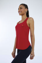 Carregar imagem no visualizador da galeria, Model Front: Alto Giro Fitness Haut Regata Skin Fit Inspiracional Vermelho Haute Red