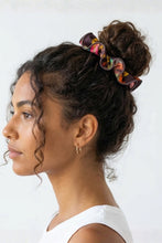 Carregar imagem no visualizador da galeria, Model Front: Rio De Sol Chouchou Fiore Scrunchie
