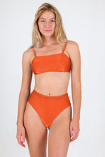 Carregar imagem no visualizador da galeria, Model Front: Rio De Sol Haut Top Paprica Bandeau-Reto