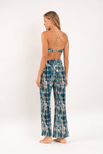 Carregar imagem no visualizador da galeria, Model Back: Rio De Sol Pantalon De Plage Azule Murana Pants
