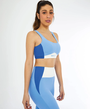 Carregar imagem no visualizador da galeria, Model Front: Alto Giro Fitness Haut Top Blackout Cos Anatomico Azul Soft