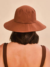 Carregar imagem no visualizador da galeria, Model Back: Uv Line Chapeau Souple/Capeline Lyon Conhaque Upf50+