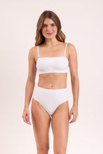Carregar imagem no visualizador da galeria, Model Front: Rio De Sol Bas Bottom Memphis-White Hotpants