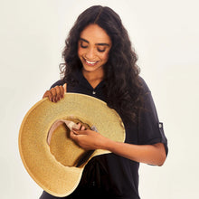 Carregar imagem no visualizador da galeria, Image 05: Uv Line Chapeau Souple/Capeline Hat Santorini Imp Fem Wheat Upf50+