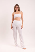 Carregar imagem no visualizador da galeria, Model Front: Rio De Sol Pantalon De Plage Memphis-White Pants Lana