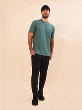 Carregar imagem no visualizador da galeria, Model Front: Uv Line T-Shirt Pour Homme T-Shirt New Fit Textura Masc Verde Jade Upf50+