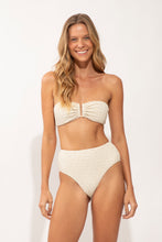 Carregar imagem no visualizador da galeria, Model Front: Rio De Sol Bas Bottom Brisa-Offwhite Hotpants