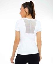 Carregar imagem no visualizador da galeria, Model Back: Alto Giro Fitness Haut T-Shirt Skin Fit Recortes Com Refletivos Branco Optico