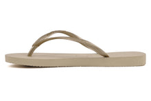 Carregar imagem no visualizador da galeria, Model Back: Havaianas Tongs Slim Sand Grey/Light Golden