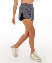 Carregar imagem no visualizador da galeria, Model Front: Alto Giro Fitness Bas Shorts Tecnospan Abertura Lateral Cinza Chumbo