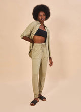 Carregar imagem no visualizador da galeria, Model Front: Uv Line Chemise Shirt Copa Sand Upf50+