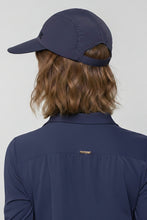 Carregar imagem no visualizador da galeria, Model Back: Uv Line Casquette Visor Capri Colors Nac Fem Navy Blue Upf50+