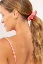 Carregar imagem no visualizador da galeria, Model Front: Rio De Sol Chouchou Solea Scrunchie