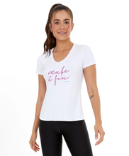 Carregar imagem no visualizador da galeria, Model Front: Alto Giro Fitness Haut T-Shirt Skin Fit Make It Fun Branco Optico