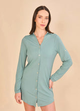 Carregar imagem no visualizador da galeria, Model Front: Uv Line Chemise Shirtdress Copenhagen Water Green Upf50+