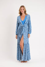 Carregar imagem no visualizador da galeria, Model Front: Rio De Sol Vêtement De Plage Chuva Long Dress Verona
