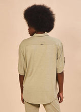Carregar imagem no visualizador da galeria, Model Back: Uv Line Chemise Shirt Copa Sand Upf50+