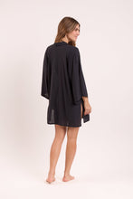 Carregar imagem no visualizador da galeria, Model Back: Rio De Sol Robe De Plage Black Kimono