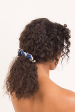 Carregar imagem no visualizador da galeria, Model Front: Rio De Sol Chouchou Pottery Scrunchie