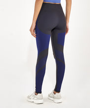Carregar imagem no visualizador da galeria, Model Back: Alto Giro Fitness Bas Legging Sem Costura Emana Bicolor Preto