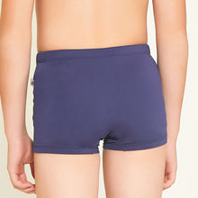 Carregar imagem no visualizador da galeria, Model Back: Uv Line Maillot De Bain Garçon Trunks Kids F Inf Navy Blue Upf50+