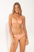 Carregar imagem no visualizador da galeria, Model Front: Rio De Sol Haut Top Ditsy-Butter Juliette