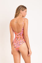 Carregar imagem no visualizador da galeria, Model Back: Rio De Sol Une Pièce Sweet-Camo Hype