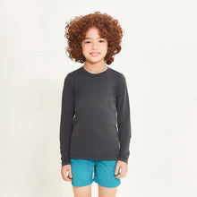 Carregar imagem no visualizador da galeria, Model Front: Uv Line T-Shirt Longsleeve Uvpro Kids Preto Upf50+