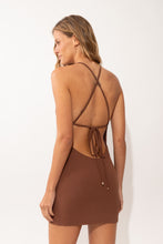 Carregar imagem no visualizador da galeria, Model Back: Rio De Sol Mini Dress Sand-Cappuccino Talia Dress