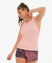 Carregar imagem no visualizador da galeria, Model Front: Alto Giro Fitness Haut Regata Speed Detalhe Vazado Costas Coral Cream